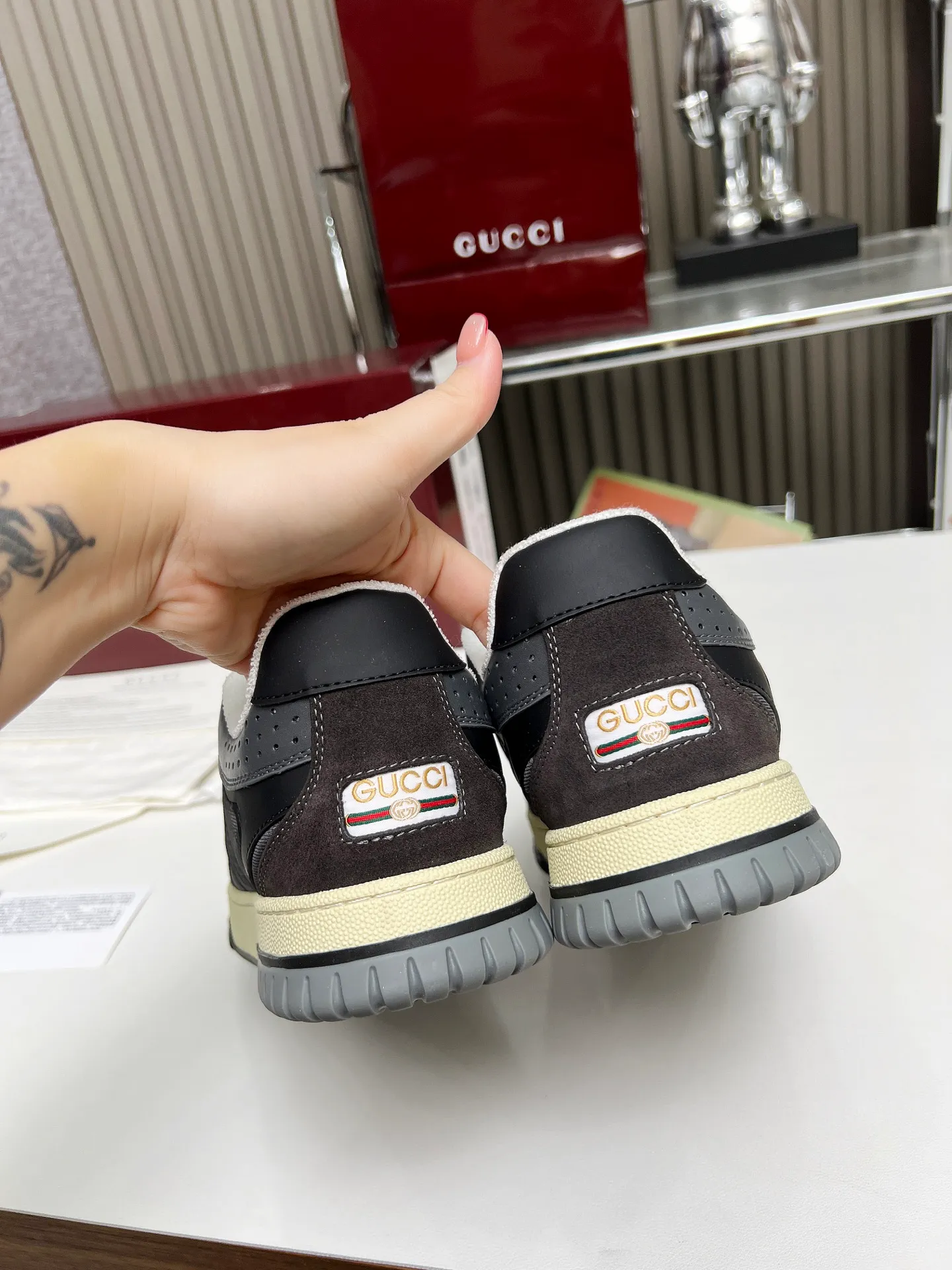 [G Home] P: 600💰 Couple size: Female 35-40. Male 39-44 (45 custom-made) 🆕2025.GUCC Gucci original order quality The latest popular high and low top aged couple sneakers series shipped original purchase development and production, this high and low top sneakers adopt a basketball-style silhouette design, cleverly integrated with hollow panels and distressed effects, showing unique ingenuity. The ingenuity incorporates brand logo details such as interlocking Double G styling accessories and Gucci lettering, a low-key tribute to the brand's design heritage. Exquisite packaging at the delivery counter 🛍📦 ▪️ Fabric: Original customized imported first-layer cowhide ▪️ Inner lining: Imported first-layer cowhide ▪️ Sole: Original molded two-color TPU sole ▪️ Sole thickness: 3cm